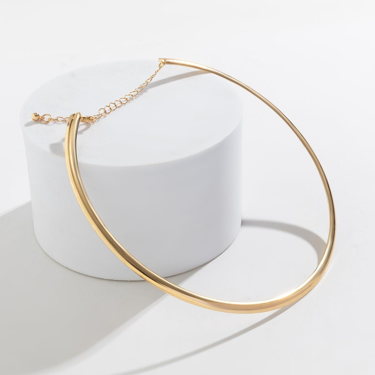 Colar de Metal Minimalista com Design Rigído