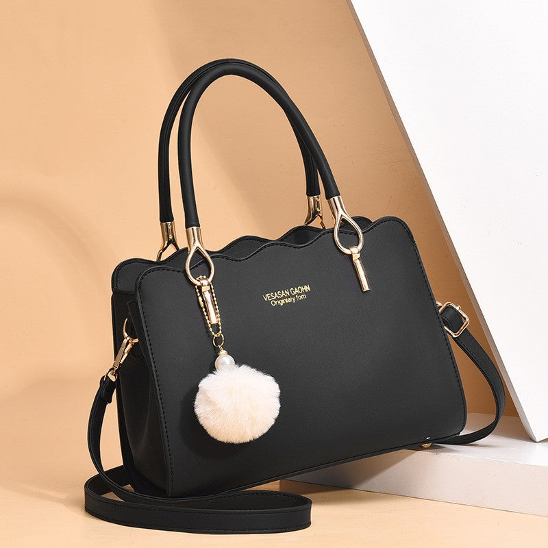 Bolsa Feminina com Pompom e Detalhes Elegantes