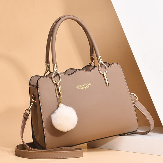 Bolsa Feminina com Pompom e Detalhes Elegantes