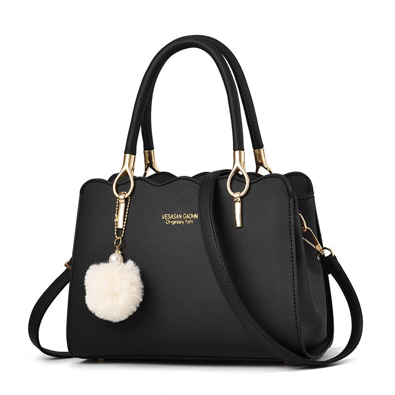 Bolsa Feminina com Pompom e Detalhes Elegantes