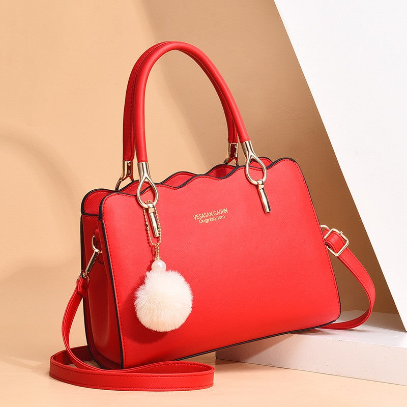 Bolsa Feminina com Pompom e Detalhes Elegantes