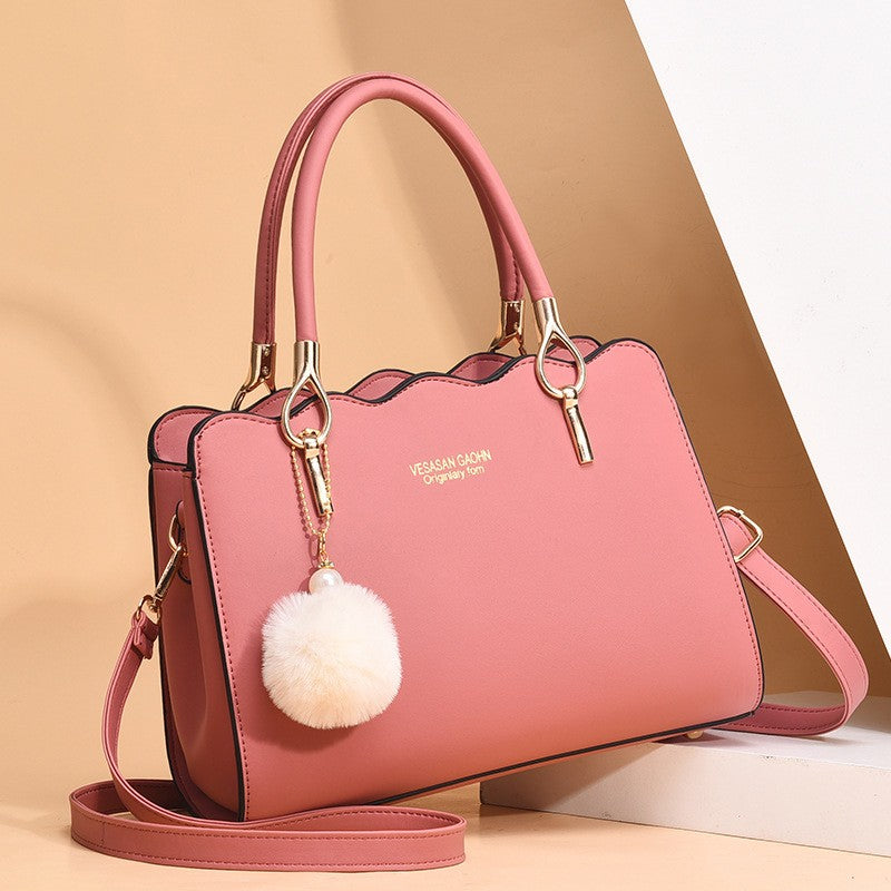 Bolsa Feminina com Pompom e Detalhes Elegantes
