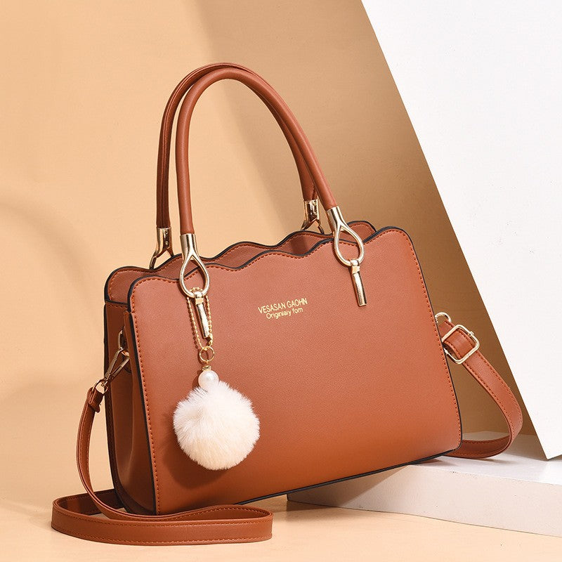 Bolsa Feminina com Pompom e Detalhes Elegantes