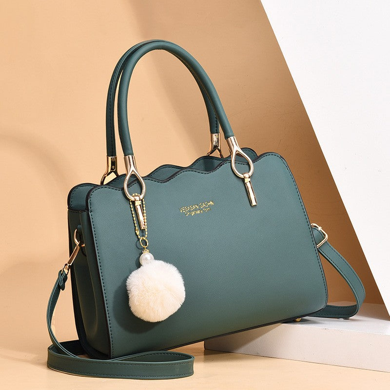 Bolsa Feminina com Pompom e Detalhes Elegantes