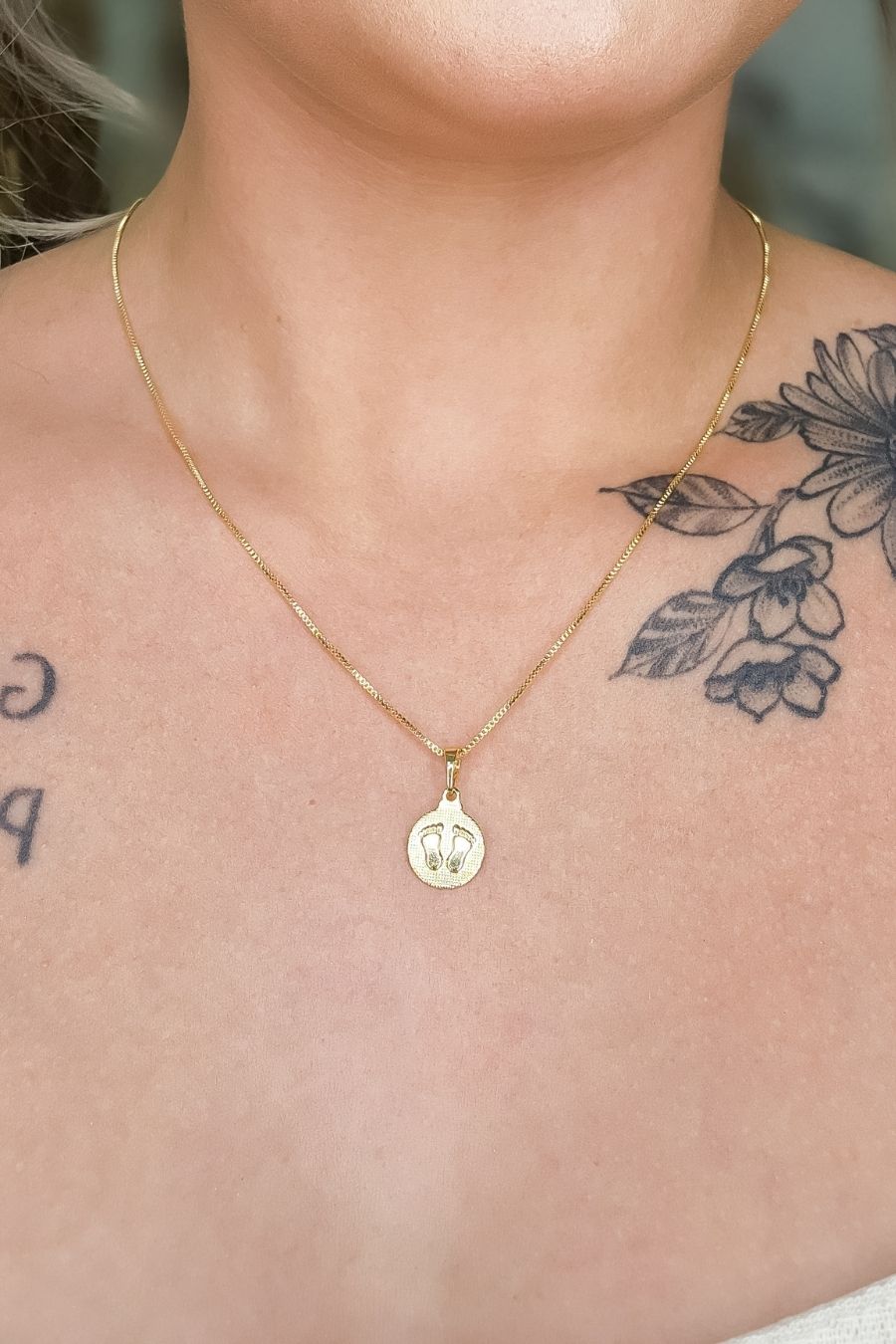 Colar Pingente Reticulado com Pé Banhado em Ouro 18k