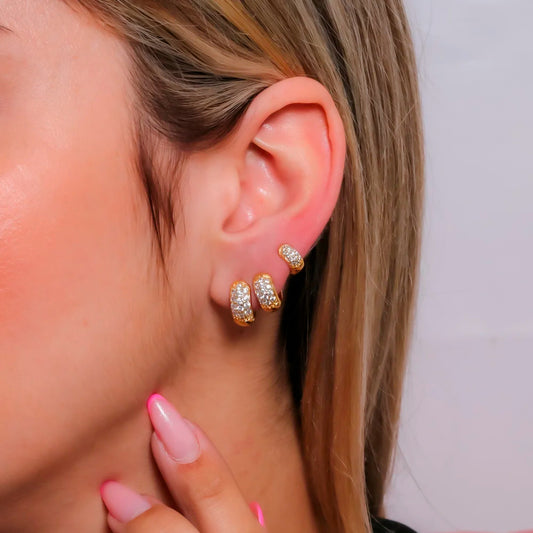 Trio de brincos de argolinhas articuladas cravejadas banhado a ouro 18k